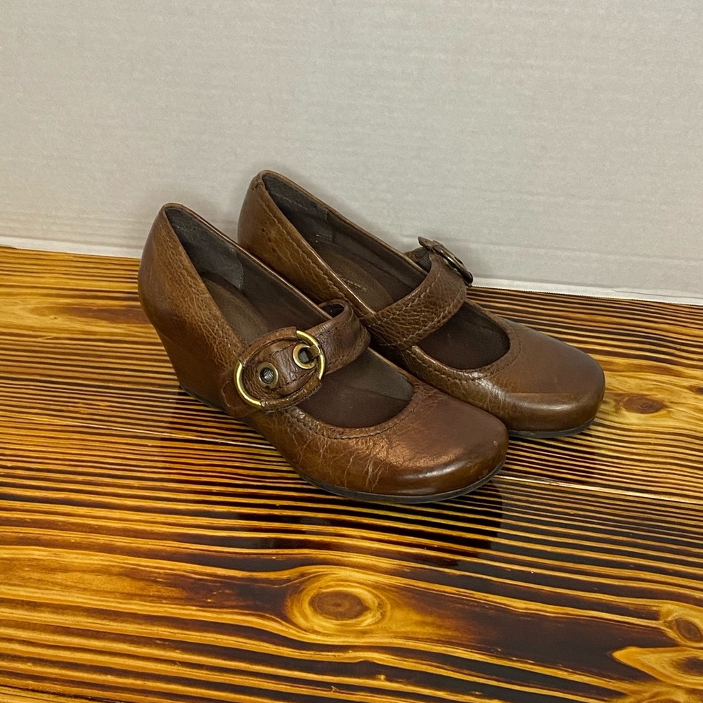 VINTAGE BARETRAPS LEATHER WEDGED HEELS